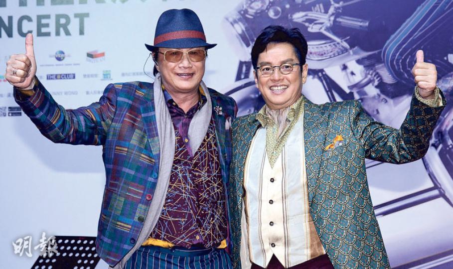 〔68歲阿Sam(左)、66歲阿倫〕。許冠傑與阿倫齊齊豎起大拇指,預祝演唱會成功。(攝影﹕梁迺楠)許冠傑握着阿倫的手跟演唱會海報影合照,兩人笑言開騷不用減肥。(攝影﹕梁迺楠)阿Sam與阿倫即席獻唱作騷前熱身,又唱又跳活力十足。(攝影﹕梁迺楠)記者會場地放置阿Sam與阿倫昔日的唱片封面。(攝影﹕梁迺楠) 〔68歲阿Sam(左)、66歲阿倫〕。許冠傑與阿倫齊齊豎起大拇指,預祝演唱會成功。(攝影﹕梁迺楠)許冠傑握着阿倫的手跟演唱會海報影合照,兩人笑言開騷不用減肥。(攝影﹕梁迺楠)阿Sam與阿倫即席獻唱作騷前熱身,又唱又跳活力十足。(攝影﹕梁迺楠)記者會場地放置阿Sam與阿倫昔日的唱片封面。(攝影﹕梁迺楠)