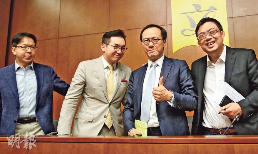 特首梁振英連日來在網上撰文稱UGL專責委員會成員梁繼昌(右二)有角色衝突,應辭任委員。梁繼昌昨早聯同多名民主派議員,包括莫乃光(左一)、楊岳橋(左二)和涂謹申(右一),召開記者會回應,他表明會繼續在委員會工作,直到調查完成。(曾憲宗攝) 特首梁振英連日來在網上撰文稱UGL專責委員會成員梁繼昌(右二)有角色衝突,應辭任委員。梁繼昌昨早聯同多名民主派議員,包括莫乃光(左一)、楊岳橋(左二)和涂謹申(右一),召開記者會回應,他表明會繼續在委員會工作,直到調查完成。(曾憲宗攝)