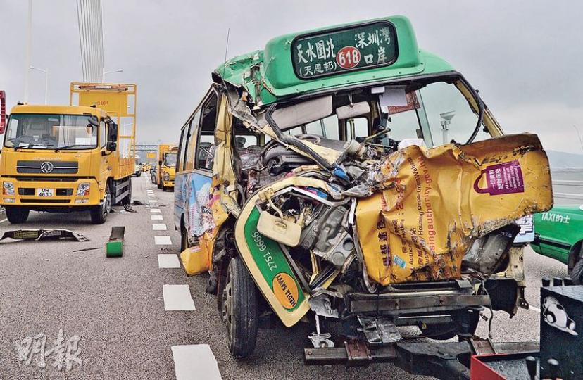 車禍中,肇事專線小巴車頭撞至嚴重凹陷損毀、擋風玻璃飛脫,司機重傷被夾困,由消防員救出證實死亡,另小巴9名乘客及被撞工程車司機受傷送院治理。(馮凱鍵攝)現場所見,涉事箭嘴工程車設有風琴式防撞欄、「慢車」警告標誌及閃爍箭嘴指示燈號等設施。(馮凱鍵攝) 車禍中,肇事專線小巴車頭撞至嚴重凹陷損毀、擋風玻璃飛脫,司機重傷被夾困,由消防員救出證實死亡,另小巴9名乘客及被撞工程車司機受傷送院治理。(馮凱鍵攝)現場所見,涉事箭嘴工程車設有風琴式防撞欄、「慢車」警告標誌及閃爍箭嘴指示燈號等設施。(馮凱鍵攝)