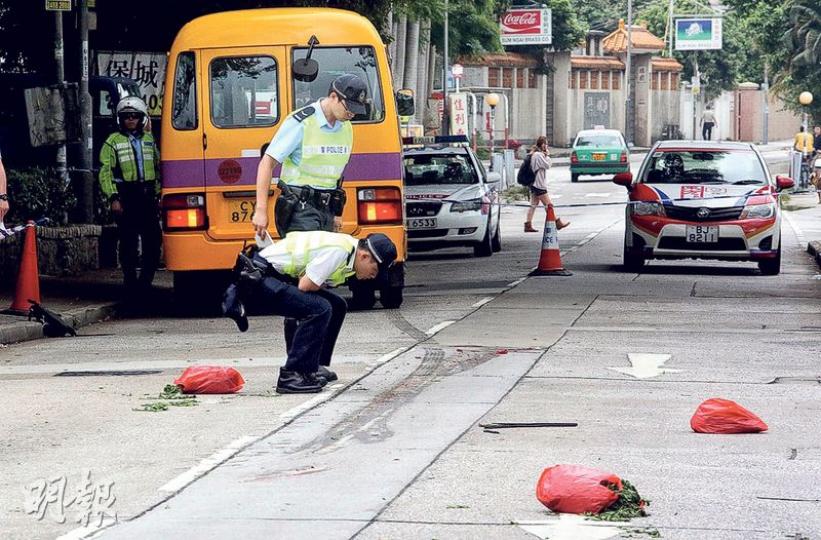 老婦遭校巴撞倒捲入車底拖行斃命,事後馬路上遺下死者的3袋蔬菜。(伍浦鋒攝) 老婦遭校巴撞倒捲入車底拖行斃命,事後馬路上遺下死者的3袋蔬菜。(伍浦鋒攝)