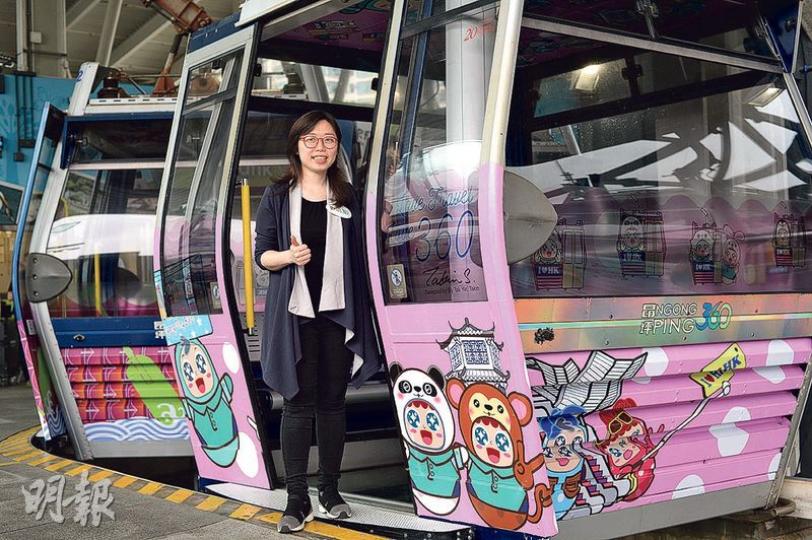 昂坪360將於兩個星期內重開,昂坪360邀請咗多名設計師,以「香港的驕傲——大嶼山」為主題,設計20款新車廂。新晉設計師施德燕(圖)就以不倒翁,鼓勵香港人面對困難永不放棄。(鍾林枝攝) 昂坪360將於兩個星期內重開,昂坪360邀請咗多名設計師,以「香港的驕傲——大嶼山」為主題,設計20款新車廂。新晉設計師施德燕(圖)就以不倒翁,鼓勵香港人面對困難永不放棄。(鍾林枝攝)