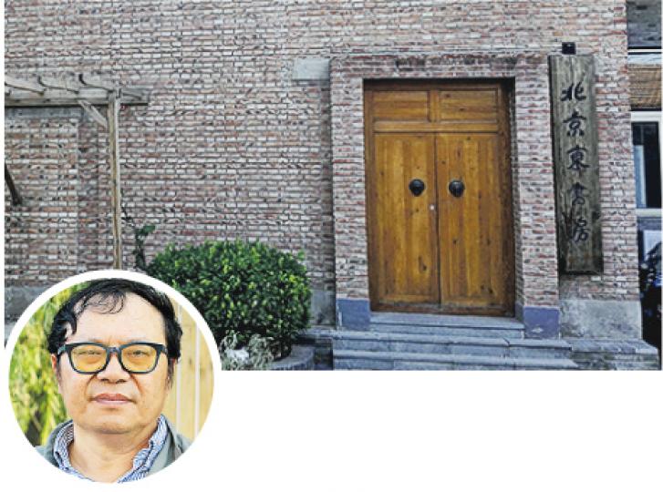 于建嶸(圓圖)在北京宋莊的東書房面臨拆遷命運,昨日該處大門緊閉。(明報記者攝) 于建嶸(圓圖)在北京宋莊的東書房面臨拆遷命運,昨日該處大門緊閉。(明報記者攝)