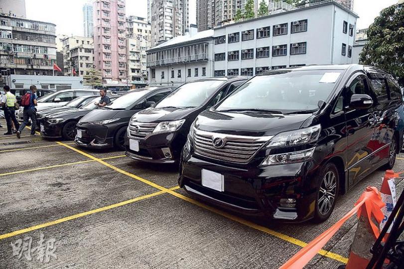 警方昨拘捕22名Uber司機,並扣查涉嫌用作收酬載客的車輛。(林智傑攝) 警方昨拘捕22名Uber司機,並扣查涉嫌用作收酬載客的車輛。(林智傑攝)