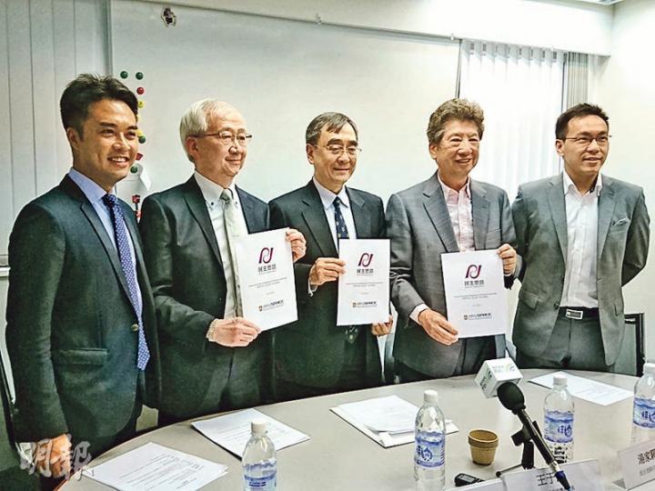 民主思路宣布同港大專業進修學院合辦政治文憑課程,召集人湯家驊(右二)話歡迎公務員報名,因為要更上層樓就要增加政治知識,理事麥嘉晉(右一)就強調課程唔係「揀蟀」或搞「黨校」。(梁智康攝) 民主思路宣布同港大專業進修學院合辦政治文憑課程,召集人湯家驊(右二)話歡迎公務員報名,因為要更上層樓就要增加政治知識,理事麥嘉晉(右一)就強調課程唔係「揀蟀」或搞「黨校」。(梁智康攝)