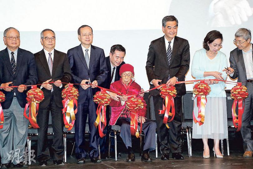 百歲國學大師饒宗頤(前左四)噚日親臨「敦煌韻致——饒宗頤教授之敦煌學術藝術展」,同特首梁振英(右三)及梁太唐青儀(右二)、中聯辦副主任楊健(左三)、民政事務局長劉江華(左二)等主持開幕禮。(李紹昌攝) 百歲國學大師饒宗頤(前左四)噚日親臨「敦煌韻致——饒宗頤教授之敦煌學術藝術展」,同特首梁振英(右三)及梁太唐青儀(右二)、中聯辦副主任楊健(左三)、民政事務局長劉江華(左二)等主持開幕禮。(李紹昌攝)