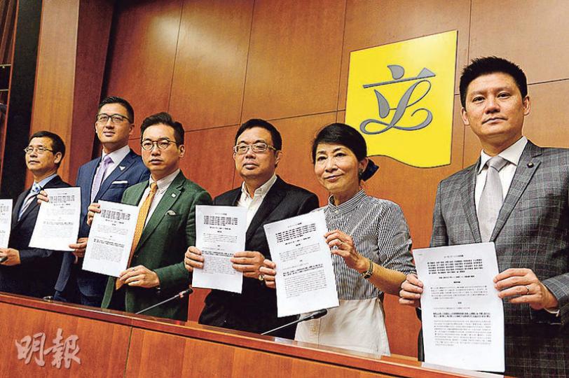 部分民主派議員昨就彈劾特首梁振英動議召開記者會,公民黨黨魁楊岳橋(左三)批評,梁振英試圖干預立法會UGL調查委員會,當中涉及嚴重情節,是「回歸20年來的恥辱」。(劉焌陶攝) 部分民主派議員昨就彈劾特首梁振英動議召開記者會,公民黨黨魁楊岳橋(左三)批評,梁振英試圖干預立法會UGL調查委員會,當中涉及嚴重情節,是「回歸20年來的恥辱」。(劉焌陶攝)