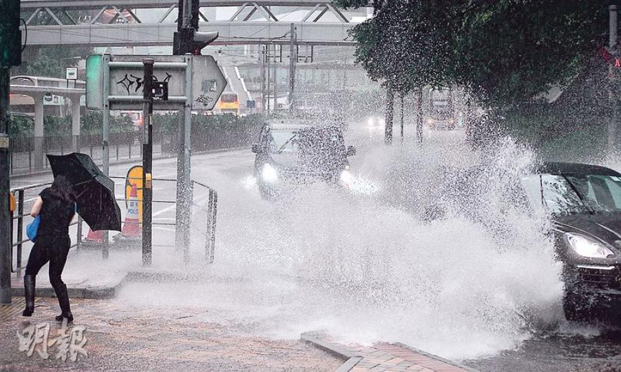 天文台於本港昨晨發出黑色暴雨警告,生效一小時,其間本港多處因暴雨路面水浸。圖為金鐘力寶中心對出路面,行人涉水而過之際,汽車經過均「浪花四濺」。(馮凱鍵攝) 天文台於本港昨晨發出黑色暴雨警告,生效一小時,其間本港多處因暴雨路面水浸。圖為金鐘力寶中心對出路面,行人涉水而過之際,汽車經過均「浪花四濺」。(馮凱鍵攝)