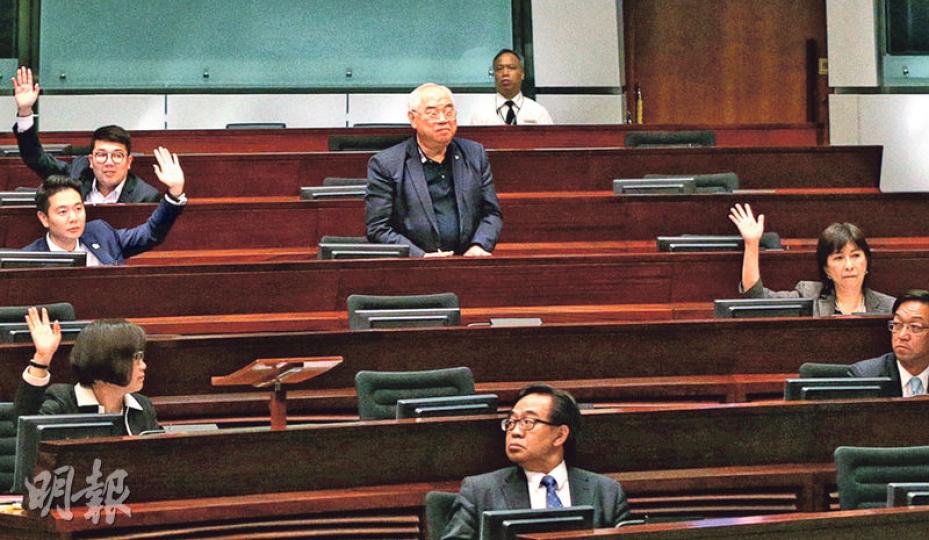 立法會昨審議《私營骨灰安置所條例草案》,民建聯黃定光(站立者)昨一反常態,要求記名表決修正案,又反對壓縮表決時間,表明是不滿民主派提出譴責黨友周浩鼎及彈劾特首梁振英,故拖延會議時間。(曾憲宗攝) 立法會昨審議《私營骨灰安置所條例草案》,民建聯黃定光(站立者)昨一反常態,要求記名表決修正案,又反對壓縮表決時間,表明是不滿民主派提出譴責黨友周浩鼎及彈劾特首梁振英,故拖延會議時間。(曾憲宗攝)