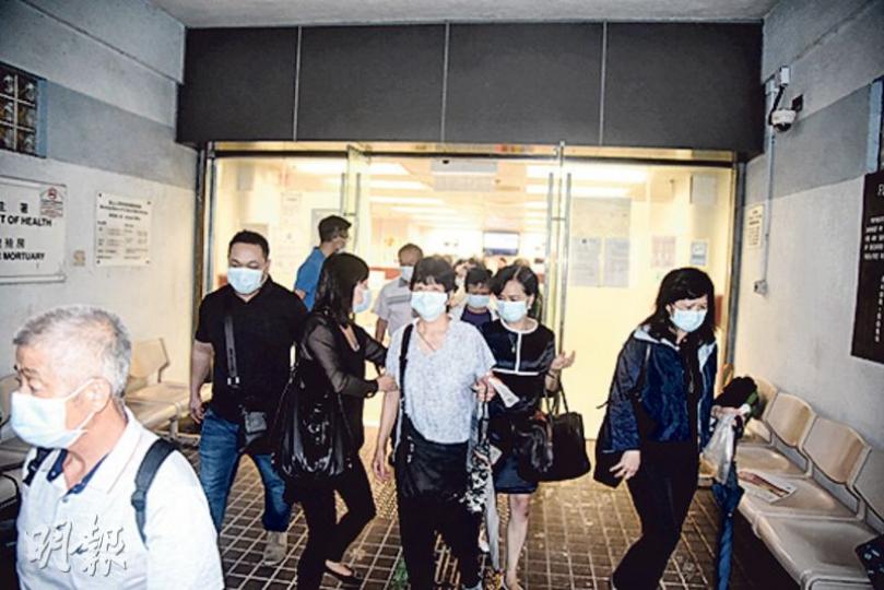 港鐵技工墮軌死亡,其一行十多名親友昨晨到富山殮房認屍,有女親友(圖中白衣)離開時需他人攙扶。(林智傑攝) 港鐵技工墮軌死亡,其一行十多名親友昨晨到富山殮房認屍,有女親友(圖中白衣)離開時需他人攙扶。(林智傑攝)
