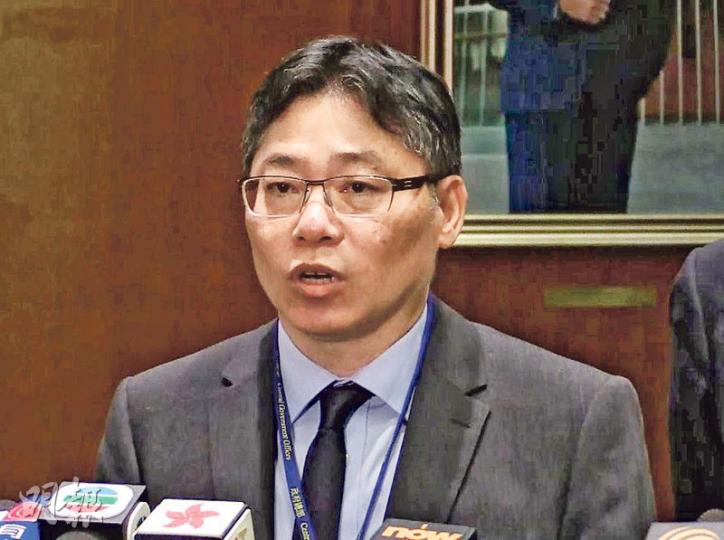 土木工程拓展署署長林世雄昨會見傳媒時表示,了解公眾關心港珠澳大橋的安全,稱路政署正在「做工夫」,並會於今日記者會上交代事件,但他昨未有交代涉事的混凝土及鋼筋供應商資料。(丁灝嵐攝) 土木工程拓展署署長林世雄昨會見傳媒時表示,了解公眾關心港珠澳大橋的安全,稱路政署正在「做工夫」,並會於今日記者會上交代事件,但他昨未有交代涉事的混凝土及鋼筋供應商資料。(丁灝嵐攝)