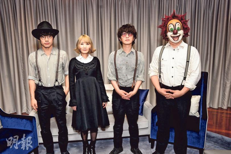 SEKAI NO OWARI經常出國表演,希望不會遇上恐怖襲擊。(攝影﹕梁迺楠)昨日「黑雨」襲港,原定乘坐開篷巴士的活動,延至下午4時進行,途經油尖旺時,成員大表興奮。(攝影﹕梁迺楠) SEKAI NO OWARI經常出國表演,希望不會遇上恐怖襲擊。(攝影﹕梁迺楠)昨日「黑雨」襲港,原定乘坐開篷巴士的活動,延至下午4時進行,途經油尖旺時,成員大表興奮。(攝影﹕梁迺楠)