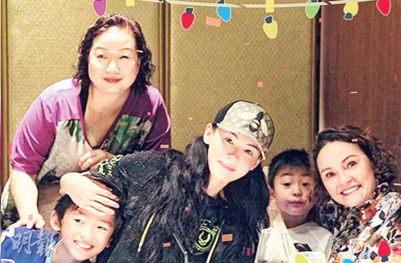 栢芝37歲生日,獲兩兒子及母親送上祝福,暖入心。(微博圖片)栢芝的父親亦有拍攝祝賀片。(微博圖片) 栢芝37歲生日,獲兩兒子及母親送上祝福,暖入心。(微博圖片)栢芝的父親亦有拍攝祝賀片。(微博圖片)