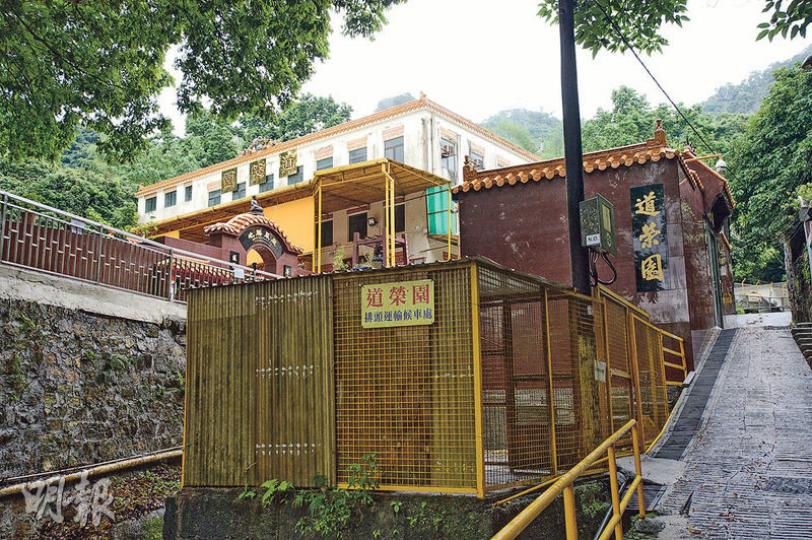 沙田道榮園現屬政府「表二」龕場,根據地契不准許作骨灰龕用途,該場日後打算申請牌照,職員稱若不獲發牌會另覓地方安置骨灰,但未有說明是什麼地方。(楊柏賢攝) 沙田道榮園現屬政府「表二」龕場,根據地契不准許作骨灰龕用途,該場日後打算申請牌照,職員稱若不獲發牌會另覓地方安置骨灰,但未有說明是什麼地方。(楊柏賢攝)