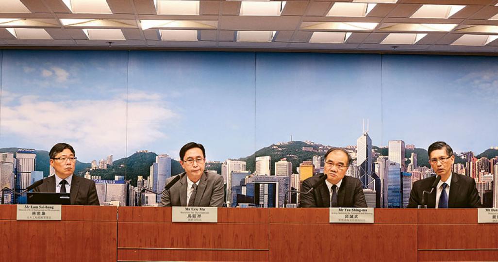 政府昨召開跨部門記者會,交代港珠澳大橋混凝土測試疑作假。路政署長鍾錦華(右一)強調即使替大橋做額外檢測,都不會影響大橋通車時間。發展局長馬紹祥(左二)表示,政府不容許有虛假行騙行為危及工程的安全和質量。左一為土木工程拓展署長林世雄,右二為署理運輸及房屋局長邱誠武。(曾憲宗攝)政府昨宣布替港珠澳大橋相關工程做額外檢測,下月底前替所有俗稱「食力位」的關鍵結構位置作「打石屎槍」測試,若結果未符合要求,會做更深入的結構取芯測試。政府曾表示,大橋在今年底具備通車條件,路政署長鍾錦華昨強調,額外檢測不影響大 政府昨召開跨部門記者會,交代港珠澳大橋混凝土測試疑作假。路政署長鍾錦華(右一)強調即使替大橋做額外檢測,都不會影響大橋通車時間。發展局長馬紹祥(左二)表示,政府不容許有虛假行騙行為危及工程的安全和質量。左一為土木工程拓展署長林世雄,右二為署理運輸及房屋局長邱誠武。(曾憲宗攝)政府昨宣布替港珠澳大橋相關工程做額外檢測,下月底前替所有俗稱「食力位」的關鍵結構位置作「打石屎槍」測試,若結果未符合要求,會做更深入的結構取芯測試。政府曾表示,大橋在今年底具備通車條件,路政署長鍾錦華昨強調,額外檢測不影響大