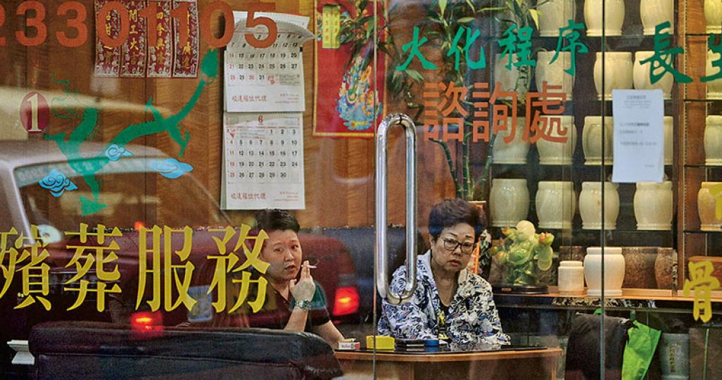 《私營骨灰安置所條例草案》下月底生效,往後在港營辦私營骨灰龕場必須領有牌照,並有最少半年時間凍結買賣,即代理在法例生效前尚餘最後一個月推銷。(馮凱鍵攝) 《私營骨灰安置所條例草案》下月底生效,往後在港營辦私營骨灰龕場必須領有牌照,並有最少半年時間凍結買賣,即代理在法例生效前尚餘最後一個月推銷。(馮凱鍵攝)