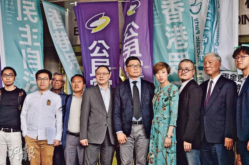 9名被告鍾耀華(左一)、黃浩銘(左二)、李永達(左四起)、戴耀廷、陳健民、陳淑莊、邵家臻、朱耀明及張秀賢昨日到東區裁判法院提訊,他們將於6月15日在區域法院提訊。(馮凱鍵攝) 9名被告鍾耀華(左一)、黃浩銘(左二)、李永達(左四起)、戴耀廷、陳健民、陳淑莊、邵家臻、朱耀明及張秀賢昨日到東區裁判法院提訊,他們將於6月15日在區域法院提訊。(馮凱鍵攝)
