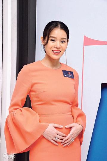 胡杏兒坦言選擇順產,是想爭取時間再生下一胎。(攝影﹕鍾偉茵)懷孕4個月的胡杏兒獲大會安排椅子,讓她坐下來接受傳媒訪問,又獲贈BB用品作賀禮。(攝影﹕鍾偉茵) 胡杏兒坦言選擇順產,是想爭取時間再生下一胎。(攝影﹕鍾偉茵)懷孕4個月的胡杏兒獲大會安排椅子,讓她坐下來接受傳媒訪問,又獲贈BB用品作賀禮。(攝影﹕鍾偉茵)