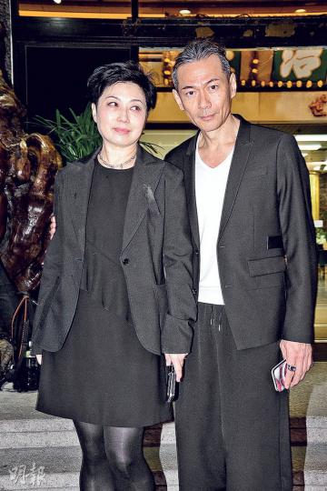 父親設靈,麥潔文與老公江華一早抵達殯儀館打點。(攝影:梁迺楠)麥潔文談到跟爸爸的難忘經歷時忍不住流淚,老公江華在旁安撫。(攝影:梁迺楠)麥潔文父親的喪禮以基督教儀式進行。(攝影:梁迺楠) 父親設靈,麥潔文與老公江華一早抵達殯儀館打點。(攝影:梁迺楠)麥潔文談到跟爸爸的難忘經歷時忍不住流淚,老公江華在旁安撫。(攝影:梁迺楠)麥潔文父親的喪禮以基督教儀式進行。(攝影:梁迺楠)