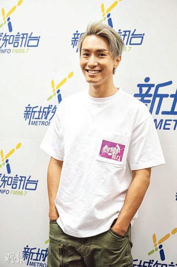 去完英國影婚照的陳柏宇返港後昨日重投工作,表示度蜜月會選擇陽光與海灘的地方。(攝影/記者﹕鍾一虹) 去完英國影婚照的陳柏宇返港後昨日重投工作,表示度蜜月會選擇陽光與海灘的地方。(攝影/記者﹕鍾一虹)