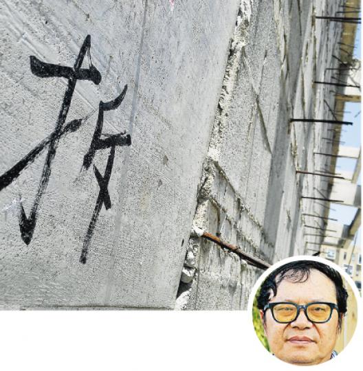 于建嶸(圓圖)的工作室被寫上「拆」字,但在向法院提訴之下得以暫保。(明報記者攝) 于建嶸(圓圖)的工作室被寫上「拆」字,但在向法院提訴之下得以暫保。(明報記者攝)
