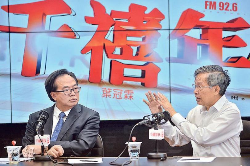 土木工程署前署長劉正光(右)昨早在港台節目《千禧年代》中表示,「打石屎槍」的準確率逾99%,但使用時講求技巧;為令公眾安心,他認為政府應在大橋的「食力」位置取芯檢驗。立法會工程界議員盧偉國(左)稱,本港的工程建築及檢測驗證業在國際有相當信譽,混凝土測試疑造假事件對行業有負面影響。(馮凱鍵攝) 土木工程署前署長劉正光(右)昨早在港台節目《千禧年代》中表示,「打石屎槍」的準確率逾99%,但使用時講求技巧;為令公眾安心,他認為政府應在大橋的「食力」位置取芯檢驗。立法會工程界議員盧偉國(左)稱,本港的工程建築及檢測驗證業在國際有相當信譽,混凝土測試疑造假事件對行業有負面影響。(馮凱鍵攝)