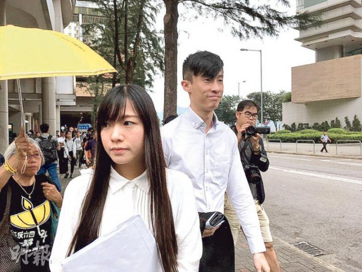 早前被取消立法會議員資格的青年新政梁頌恆(右)及游蕙禎(左),被指去年連同3名助理闖入立法會,5人昨否認控罪,案件將於7月預審。(梁嘉怡攝) 早前被取消立法會議員資格的青年新政梁頌恆(右)及游蕙禎(左),被指去年連同3名助理闖入立法會,5人昨否認控罪,案件將於7月預審。(梁嘉怡攝)
