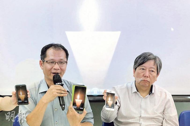 為推動環保,支聯會今年會上載「燭光」動態圖片(圖)到網上,讓市民下載到手機並在六四晚會揮動,支聯會同時會繼續派發蠟燭供市民點亮。(李紹昌攝) 為推動環保,支聯會今年會上載「燭光」動態圖片(圖)到網上,讓市民下載到手機並在六四晚會揮動,支聯會同時會繼續派發蠟燭供市民點亮。(李紹昌攝)