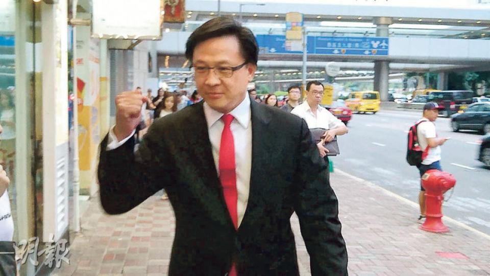 律師會昨改選理事,曾任律師會會長的何君堯昨傍晚到達律師會會址時,被問及有否信心連任理事,他舉起手緊握拳頭說「Ya(有)!」,他最終以最低票落選。(梁智康攝) 律師會昨改選理事,曾任律師會會長的何君堯昨傍晚到達律師會會址時,被問及有否信心連任理事,他舉起手緊握拳頭說「Ya(有)!」,他最終以最低票落選。(梁智康攝)