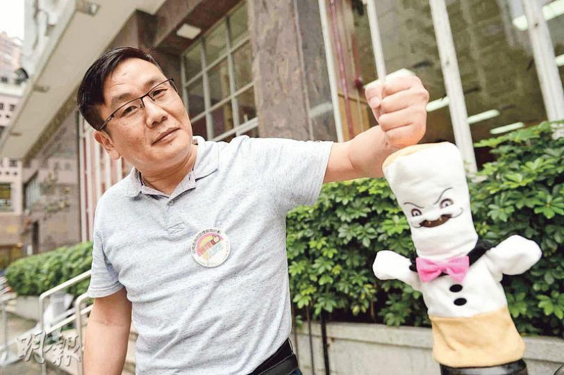陳德旺煙齡近20年,因5歲兒子一句話,醒覺若不戒煙保持身體健康,難陪伴兒子成長,決心戒煙。右為無煙教材套內的反派角色「黑煙大王」手偶。(鍾林枝攝) 陳德旺煙齡近20年,因5歲兒子一句話,醒覺若不戒煙保持身體健康,難陪伴兒子成長,決心戒煙。右為無煙教材套內的反派角色「黑煙大王」手偶。(鍾林枝攝)