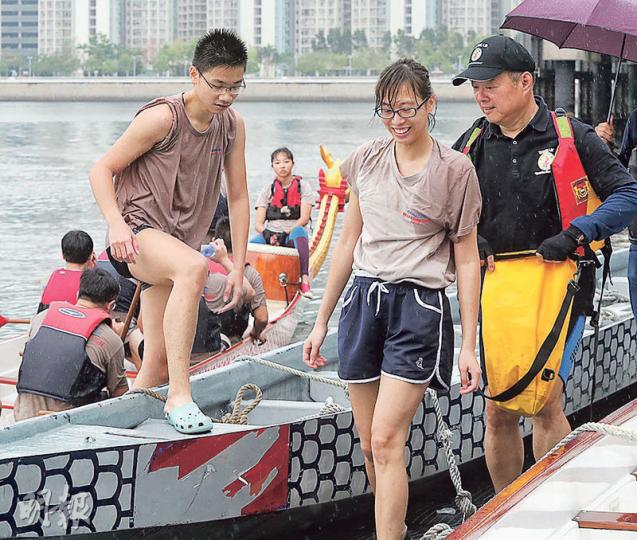 「奮進行動」董事、前水警余世傑(右一)強調,龍舟並非只屬國粹及康樂活動,希望年輕人從中明白「龍品」的意義。圖左一站立者為阿威,余sir身旁為阿琳。(李紹昌攝) 「奮進行動」董事、前水警余世傑(右一)強調,龍舟並非只屬國粹及康樂活動,希望年輕人從中明白「龍品」的意義。圖左一站立者為阿威,余sir身旁為阿琳。(李紹昌攝)