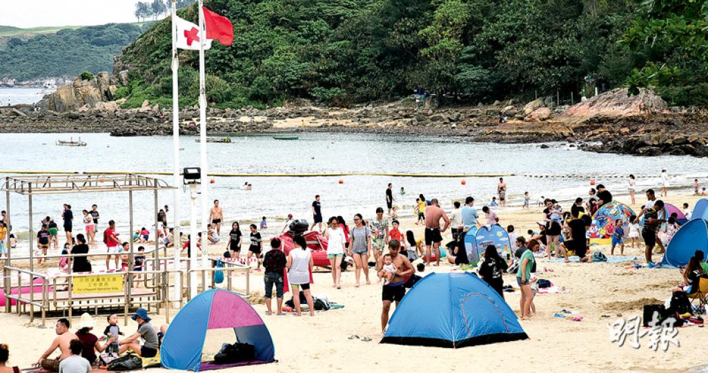 清水灣二灘昨因救生員不足暫停救生服務及懸掛紅旗,仍有數以百計泳客到來,部分人不理沒有救生服務,照樣下水暢泳。(鍾炳然攝)康文署於昨日下午約2時50分透過政府新聞處發通告,指清水灣第二灣泳灘救生服務暫停。沙灘的3個更台昨午均不見救生員當值。(鍾炳然攝) 清水灣二灘昨因救生員不足暫停救生服務及懸掛紅旗,仍有數以百計泳客到來,部分人不理沒有救生服務,照樣下水暢泳。(鍾炳然攝)康文署於昨日下午約2時50分透過政府新聞處發通告,指清水灣第二灣泳灘救生服務暫停。沙灘的3個更台昨午均不見救生員當值。(鍾炳然攝)