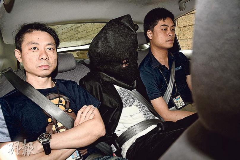 警方拘捕4名青年,把各人押返警署調查。(鍾炳然攝)警方行動起出一批價值約2000萬元的大麻花,相信來自加拿大,以水路運來香港。(鍾炳然攝) 警方拘捕4名青年,把各人押返警署調查。(鍾炳然攝)警方行動起出一批價值約2000萬元的大麻花,相信來自加拿大,以水路運來香港。(鍾炳然攝)