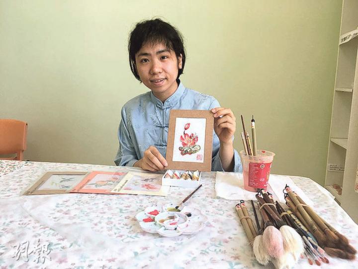 雅明日前特意穿著最喜歡的唐裝受訪,近來她學習水彩畫,以鮮艷色彩表達愉快心境,她亦希望利用畫作鼓勵殘疾人士。(葉真真攝) 雅明日前特意穿著最喜歡的唐裝受訪,近來她學習水彩畫,以鮮艷色彩表達愉快心境,她亦希望利用畫作鼓勵殘疾人士。(葉真真攝)