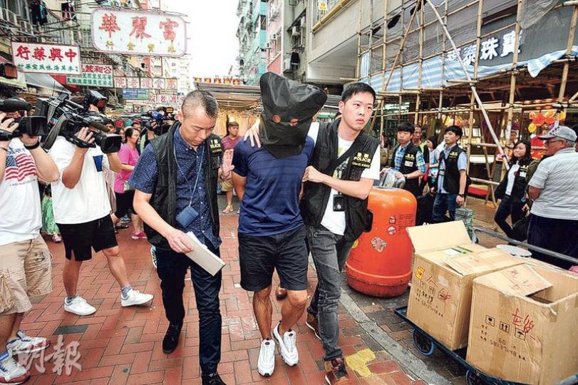 涉嫌與近月油尖旺區11宗車內盜竊及1宗偷車案被捕的疑犯,由探員押返警署扣查。(樊銳昌攝) 涉嫌與近月油尖旺區11宗車內盜竊及1宗偷車案被捕的疑犯,由探員押返警署扣查。(樊銳昌攝)