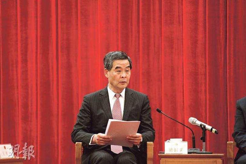 全國政協副主席兼特首梁振英在發言時指出,香港非主權國家,因此香港的民主選舉,不能與主權國家比較。(鄭海龍攝) 全國政協副主席兼特首梁振英在發言時指出,香港非主權國家,因此香港的民主選舉,不能與主權國家比較。(鄭海龍攝)
