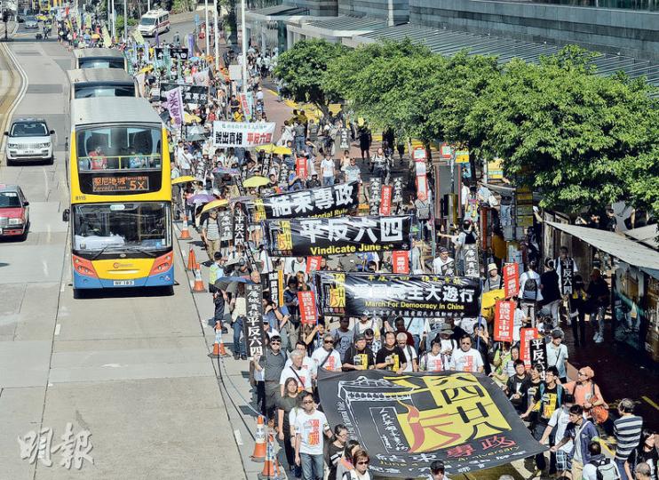 支聯會昨舉辦六四28周年遊行,大會公布的出席人數為歷來第二低,但副主席蔡耀昌認為人數「不是太差」。(鍾林枝攝)遊行隊伍昨一度因遊行路線問題與警方發生推撞,支聯會常委梁錦威(前方中間)一度被警員箍頸,他其後被警方帶到西區警署,提供個人資料後獲釋。(鍾林枝攝)有遊行人士昨抬着道具坦克(圖)經過中聯辦,抗議內地軍方當年以坦克鎮壓八九民運學生。(馮凱鍵攝)浸大社工學會:正視學運精神——今年大專學界討論六四氣氛被指平靜,昨日遊行亦只見浸大社工學會一行數人以學會名義參加。學會成員徐同學(中)稱,學會將出席支 支聯會昨舉辦六四28周年遊行,大會公布的出席人數為歷來第二低,但副主席蔡耀昌認為人數「不是太差」。(鍾林枝攝)遊行隊伍昨一度因遊行路線問題與警方發生推撞,支聯會常委梁錦威(前方中間)一度被警員箍頸,他其後被警方帶到西區警署,提供個人資料後獲釋。(鍾林枝攝)有遊行人士昨抬着道具坦克(圖)經過中聯辦,抗議內地軍方當年以坦克鎮壓八九民運學生。(馮凱鍵攝)浸大社工學會:正視學運精神——今年大專學界討論六四氣氛被指平靜,昨日遊行亦只見浸大社工學會一行數人以學會名義參加。學會成員徐同學(中)稱,學會將出席支
