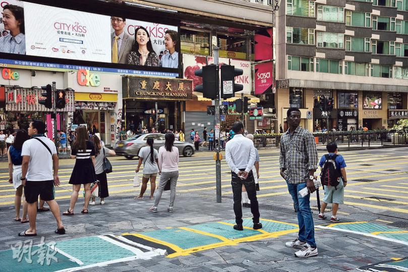 在尖沙嘴重慶大廈(馬路另一方)經營找換店的加拿大籍商人,與妻子途經大廈對面的iSQUARE商場對開(圖)時,被4名南亞裔刀匪斬傷,搶去其放有約40萬元現金的背囊及手表。(賴俊傑攝)本報記者昨晨到事主在重慶大廈的店舖(左)了解,店舖沒開門,鐵閘貼有警方通告。(賴俊傑攝) 在尖沙嘴重慶大廈(馬路另一方)經營找換店的加拿大籍商人,與妻子途經大廈對面的iSQUARE商場對開(圖)時,被4名南亞裔刀匪斬傷,搶去其放有約40萬元現金的背囊及手表。(賴俊傑攝)本報記者昨晨到事主在重慶大廈的店舖(左)了解,店舖沒開門,鐵閘貼有警方通告。(賴俊傑攝)