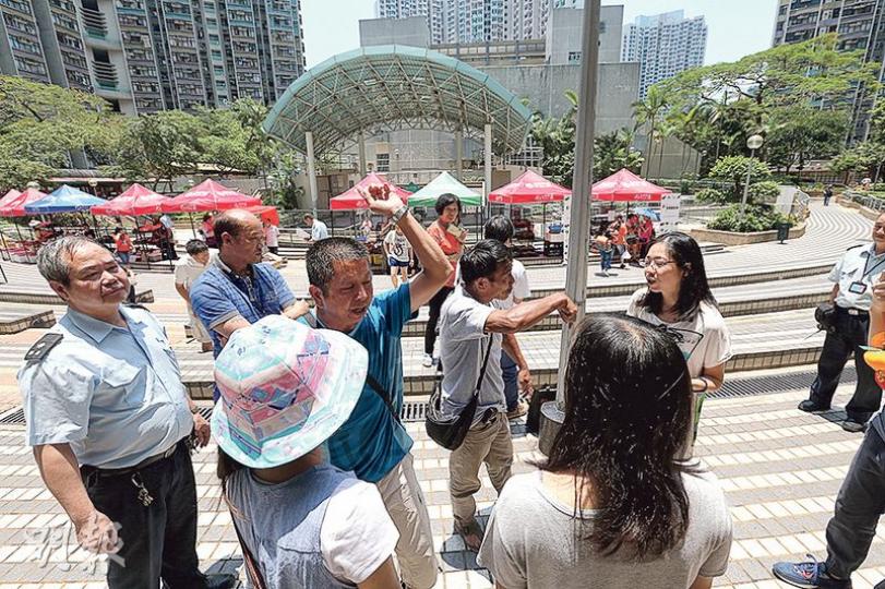 墟市舉辦期間,民間團體撐基層墟市聯盟到場請願,表示希望房署交代申辦墟市的流程及準則。聯盟成員展示橫額時,突然有男子(舉手者)上前搶走橫額,雙方衝突,需警員協助調停。(曾憲宗攝)天耀邨露天劇場昨首度舉辦墟市,設10多個攤檔售賣蔬菜與乾貨等。有機農友會主席梁先生(左)表示,希望藉活動為街坊提供更多有機蔬果的選擇。攤檔檔主林太(右)則表示,墟市選址人流較少,首日生意不算好,期望下周有改善。(曾憲宗攝) 墟市舉辦期間,民間團體撐基層墟市聯盟到場請願,表示希望房署交代申辦墟市的流程及準則。聯盟成員展示橫額時,突然有男子(舉手者)上前搶走橫額,雙方衝突,需警員協助調停。(曾憲宗攝)天耀邨露天劇場昨首度舉辦墟市,設10多個攤檔售賣蔬菜與乾貨等。有機農友會主席梁先生(左)表示,希望藉活動為街坊提供更多有機蔬果的選擇。攤檔檔主林太(右)則表示,墟市選址人流較少,首日生意不算好,期望下周有改善。(曾憲宗攝)