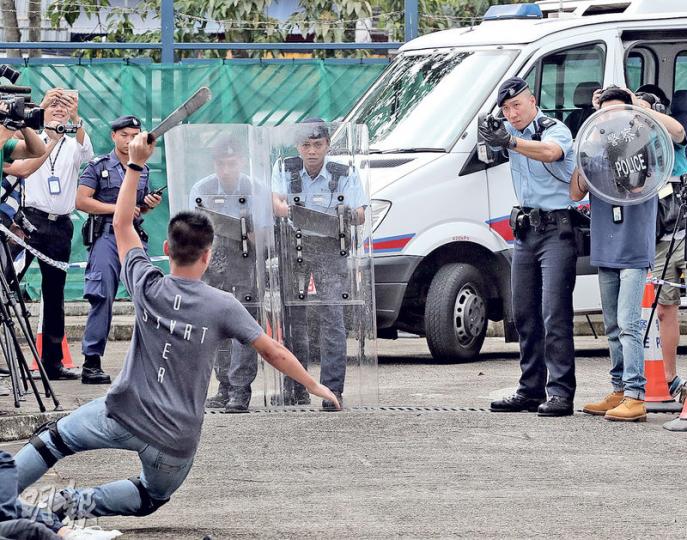 上周反恐演習中,警方模擬有精神病患者以刀襲擊市民,衝鋒隊接報帶着長盾等裝備趕抵現場,惟兇徒挾持及襲擊人質與警員對峙,警員多次警告不果後,兇徒更企圖襲擊警員,結果警員開槍將他射傷及拘捕,救出人質。(李紹昌攝)戰術保護衣是衝鋒隊著名的裝備,其他裝備包括盾牌、頭盔、避彈衣及防暴手套等,務求由頭到腳全面保護執勤警員。(李紹昌攝) 上周反恐演習中,警方模擬有精神病患者以刀襲擊市民,衝鋒隊接報帶着長盾等裝備趕抵現場,惟兇徒挾持及襲擊人質與警員對峙,警員多次警告不果後,兇徒更企圖襲擊警員,結果警員開槍將他射傷及拘捕,救出人質。(李紹昌攝)戰術保護衣是衝鋒隊著名的裝備,其他裝備包括盾牌、頭盔、避彈衣及防暴手套等,務求由頭到腳全面保護執勤警員。(李紹昌攝)