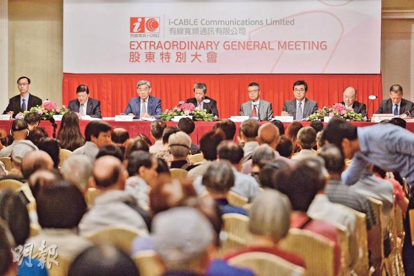 有線寬頻昨日召開股東特別大會,命運由股東作最後決定,共約200名股東出席,最終以近九成贊成票下,供股集資及債轉股方案過關,為有線即時續牌創造了條件。出席管理層包括有線寬頻主席吳天海(台上右四)及董事陸觀豪(左四)。(馮凱鍵攝)身兼小股東的投資者權益關注組陳仲翔說,有線營運上做得不好,期望新管理層能提供新契機,但不明為何不設供股權買賣,令他「焗住供股」。(馮凱鍵攝) 有線寬頻昨日召開股東特別大會,命運由股東作最後決定,共約200名股東出席,最終以近九成贊成票下,供股集資及債轉股方案過關,為有線即時續牌創造了條件。出席管理層包括有線寬頻主席吳天海(台上右四)及董事陸觀豪(左四)。(馮凱鍵攝)身兼小股東的投資者權益關注組陳仲翔說,有線營運上做得不好,期望新管理層能提供新契機,但不明為何不設供股權買賣,令他「焗住供股」。(馮凱鍵攝)
