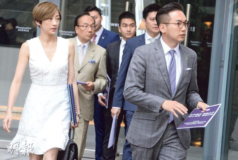 公民黨主席梁家傑(左二)、黨魁楊岳橋(右一)、立法會議員陳淑莊(左一)、郭榮鏗、譚文豪,以及區議員鄭達鴻和余德寶等人,昨日與候任特首林鄭月娥會面,討論多個政策議題。(劉焌陶攝) 公民黨主席梁家傑(左二)、黨魁楊岳橋(右一)、立法會議員陳淑莊(左一)、郭榮鏗、譚文豪,以及區議員鄭達鴻和余德寶等人,昨日與候任特首林鄭月娥會面,討論多個政策議題。(劉焌陶攝)