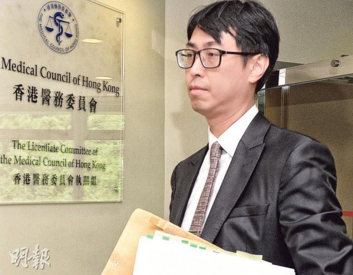 仁安醫院兒科專科、兒科顧問醫生梁卓華昨在醫務聆訊中承認錯誤,認為自己當日酒後駕駛的行為「不可接受」,醫委會有見他已戒酒,重犯風險低,故向他發警告信。(劉焌陶攝) 仁安醫院兒科專科、兒科顧問醫生梁卓華昨在醫務聆訊中承認錯誤,認為自己當日酒後駕駛的行為「不可接受」,醫委會有見他已戒酒,重犯風險低,故向他發警告信。(劉焌陶攝)