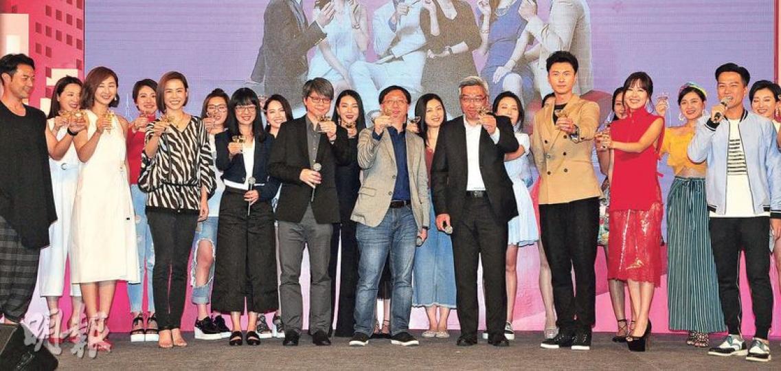 《不懂撒嬌的女人》大結局,台前幕後舉杯慶祝。(攝影﹕孫華中) 《不懂撒嬌的女人》大結局,台前幕後舉杯慶祝。(攝影﹕孫華中)