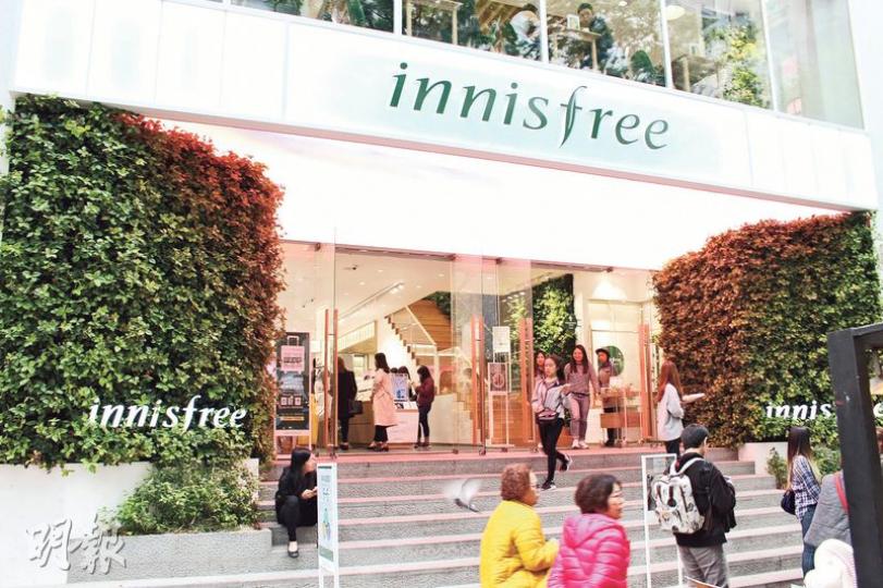 Amorepacific為韓國第一大化妝品集團,去年本土收入佔比高達70%,未來更部署衝出國際,拓展美國市場。圖為集團旗下品牌innisfree於韓國分店。(邱曉欣攝) Amorepacific為韓國第一大化妝品集團,去年本土收入佔比高達70%,未來更部署衝出國際,拓展美國市場。圖為集團旗下品牌innisfree於韓國分店。(邱曉欣攝)