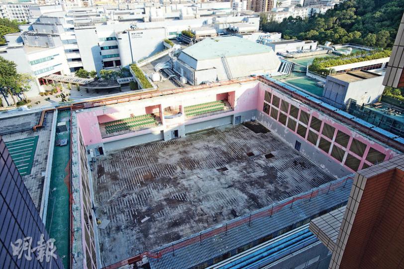 城大胡法光運動中心塌頂事件超過一年,日前現場所見,瓦礫和植被已被清除,但體育館的座椅仍整齊排列,猶如廢墟。校方表示將原址重建為一座樓高10至12層的新大樓,包含運動中心、教學和研究設施、可舉行畢業禮的演奏廳等,料4年內竣工。(楊柏賢攝) 城大胡法光運動中心塌頂事件超過一年,日前現場所見,瓦礫和植被已被清除,但體育館的座椅仍整齊排列,猶如廢墟。校方表示將原址重建為一座樓高10至12層的新大樓,包含運動中心、教學和研究設施、可舉行畢業禮的演奏廳等,料4年內竣工。(楊柏賢攝)