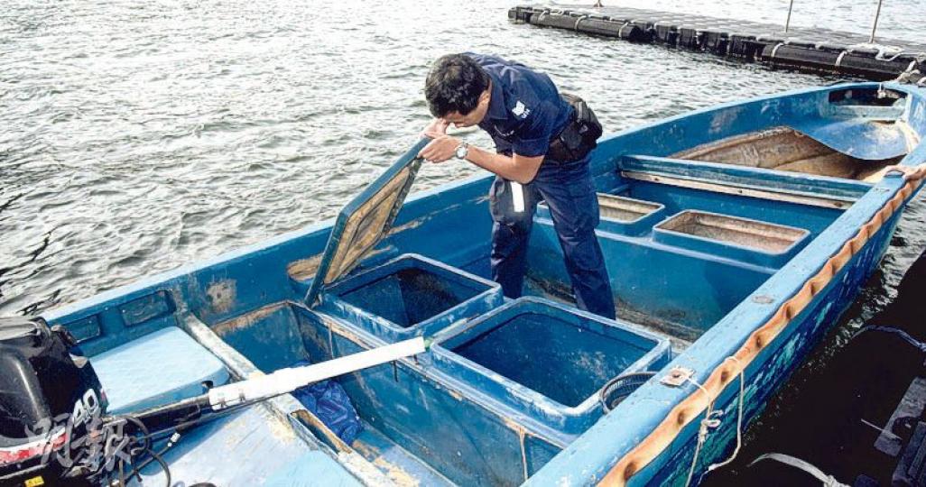 警員登上涉案快艇調查,發現全無救生衣等救生設施。(林智傑攝) 警員登上涉案快艇調查,發現全無救生衣等救生設施。(林智傑攝)
