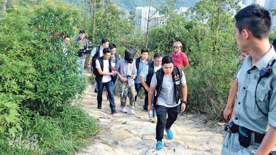 穿格仔恤衫及迷彩褲的27歲嚴姓疑犯(蒙頭者)被押上五桂山兇案現場重組案情。(衛永康攝)21歲周姓疑犯(蒙頭者)昨被探員押到五桂山重組案情。(衛永康攝) 穿格仔恤衫及迷彩褲的27歲嚴姓疑犯(蒙頭者)被押上五桂山兇案現場重組案情。(衛永康攝)21歲周姓疑犯(蒙頭者)昨被探員押到五桂山重組案情。(衛永康攝)