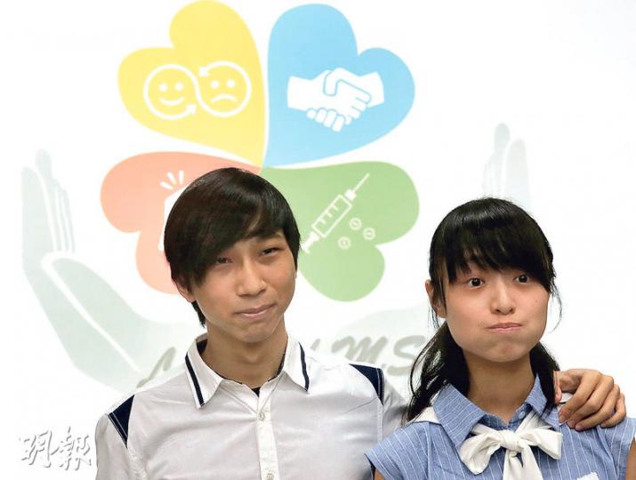 19歲患多發性硬化症的女生寶琦(右)昨與男朋友家皓(左)一同出席活動。寶琦說,3年前家皓向她表白時,她曾說出病况「想嚇走他」,不過家皓未被嚇退,更表明願意同行,他說「我相信問題總有方法解決,可以生活下去」。(李紹昌攝)鎂均患病後曾感到不開心,覺得自己身體虛弱,有很多事都做不到。鎂均說,要感謝母親鼓勵,與她行山時,母親會等候她。現時鎂均走路雖然受影響,卻無礙她游泳,自小喜歡游泳的她盼在今年夏天積極備戰,參加下一屆的渡海泳。(李紹昌攝) 19歲患多發性硬化症的女生寶琦(右)昨與男朋友家皓(左)一同出席活動。寶琦說,3年前家皓向她表白時,她曾說出病况「想嚇走他」,不過家皓未被嚇退,更表明願意同行,他說「我相信問題總有方法解決,可以生活下去」。(李紹昌攝)鎂均患病後曾感到不開心,覺得自己身體虛弱,有很多事都做不到。鎂均說,要感謝母親鼓勵,與她行山時,母親會等候她。現時鎂均走路雖然受影響,卻無礙她游泳,自小喜歡游泳的她盼在今年夏天積極備戰,參加下一屆的渡海泳。(李紹昌攝)