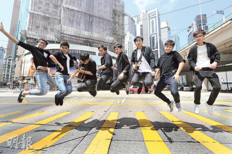 由8名中五男生組成的「Boy'z Reborn」樂隊,早前以流行曲形式為支聯會創作紀念六四新曲《自由之歌》,冀重新煥起香港年輕人對六四的關注,亦希望大家明白即使身處另一時空、另一地方,兩地年輕人在為民主付出的歷史大道上,其實是同一夢想,緊密相連。圖左起為樂隊成員Ben、Jason、Ian、Kelvin、阿佳、Kenny、阿蘇和Sam。(李紹昌攝) 由8名中五男生組成的「Boy'z Reborn」樂隊,早前以流行曲形式為支聯會創作紀念六四新曲《自由之歌》,冀重新煥起香港年輕人對六四的關注,亦希望大家明白即使身處另一時空、另一地方,兩地年輕人在為民主付出的歷史大道上,其實是同一夢想,緊密相連。圖左起為樂隊成員Ben、Jason、Ian、Kelvin、阿佳、Kenny、阿蘇和Sam。(李紹昌攝)