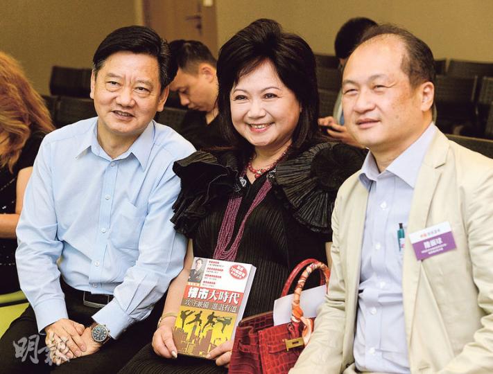 《明報》上周六舉辦投資講座,邀得「百億舖王」黎永滔(上圖,左起)、九龍站大業主江雅琦和《明報》投資及地產版資深主編陸振球,分享投資樓市心得。(劉焌陶攝) 《明報》上周六舉辦投資講座,邀得「百億舖王」黎永滔(上圖,左起)、九龍站大業主江雅琦和《明報》投資及地產版資深主編陸振球,分享投資樓市心得。(劉焌陶攝)